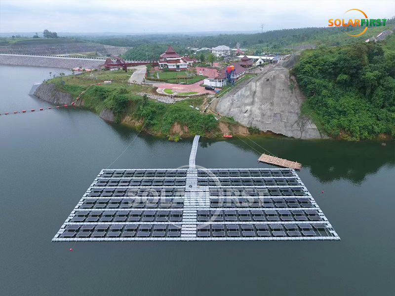 インドネシアの68KWp浮体式太陽光発電所