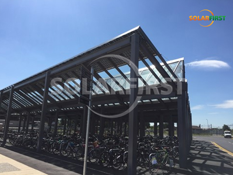 英国ケンブリッジ・ノース駅の325㎡ BIPV バイクシェルター