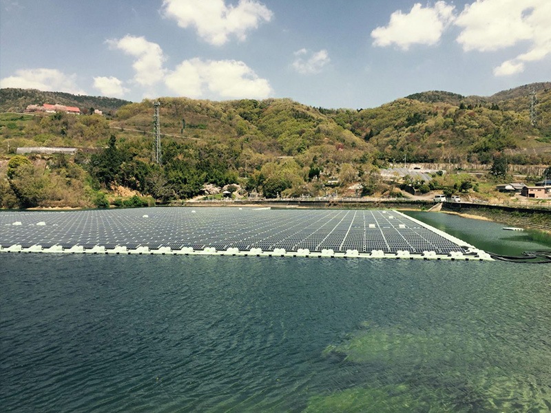 水上太陽光発電所：水域を利用した再生可能エネルギー発電