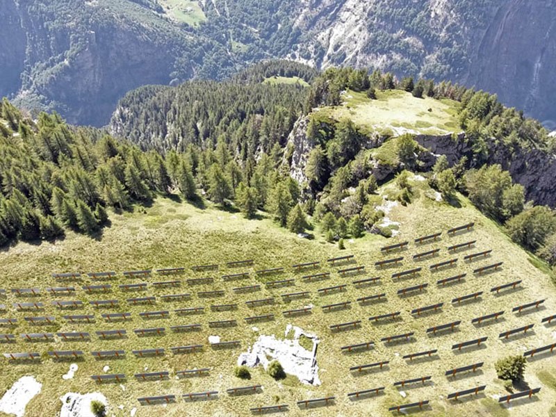 スイスアルプスの太陽光発電所の建設は進み続けているが、論争は依然として続いている。
