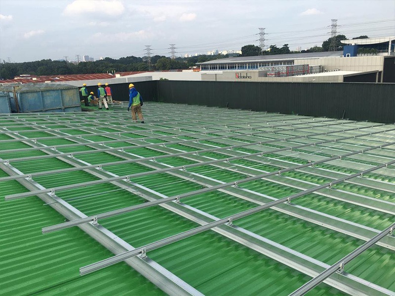 金属屋根への太陽光パネル設置：大きな利点と考慮すべき点が共存